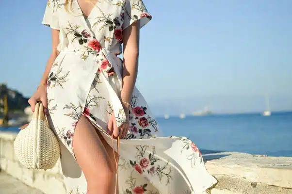 Femme portant une robe fleurie