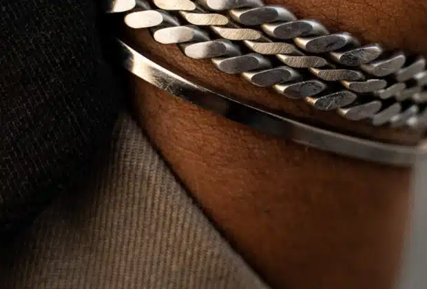 Le bracelet homme cuir et acier : l'alliance parfaite de style et d'élégance