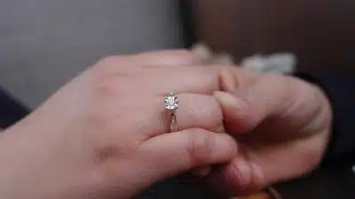 Le guide ultime pour choisir une bague en diamant et des alliances de mariage
